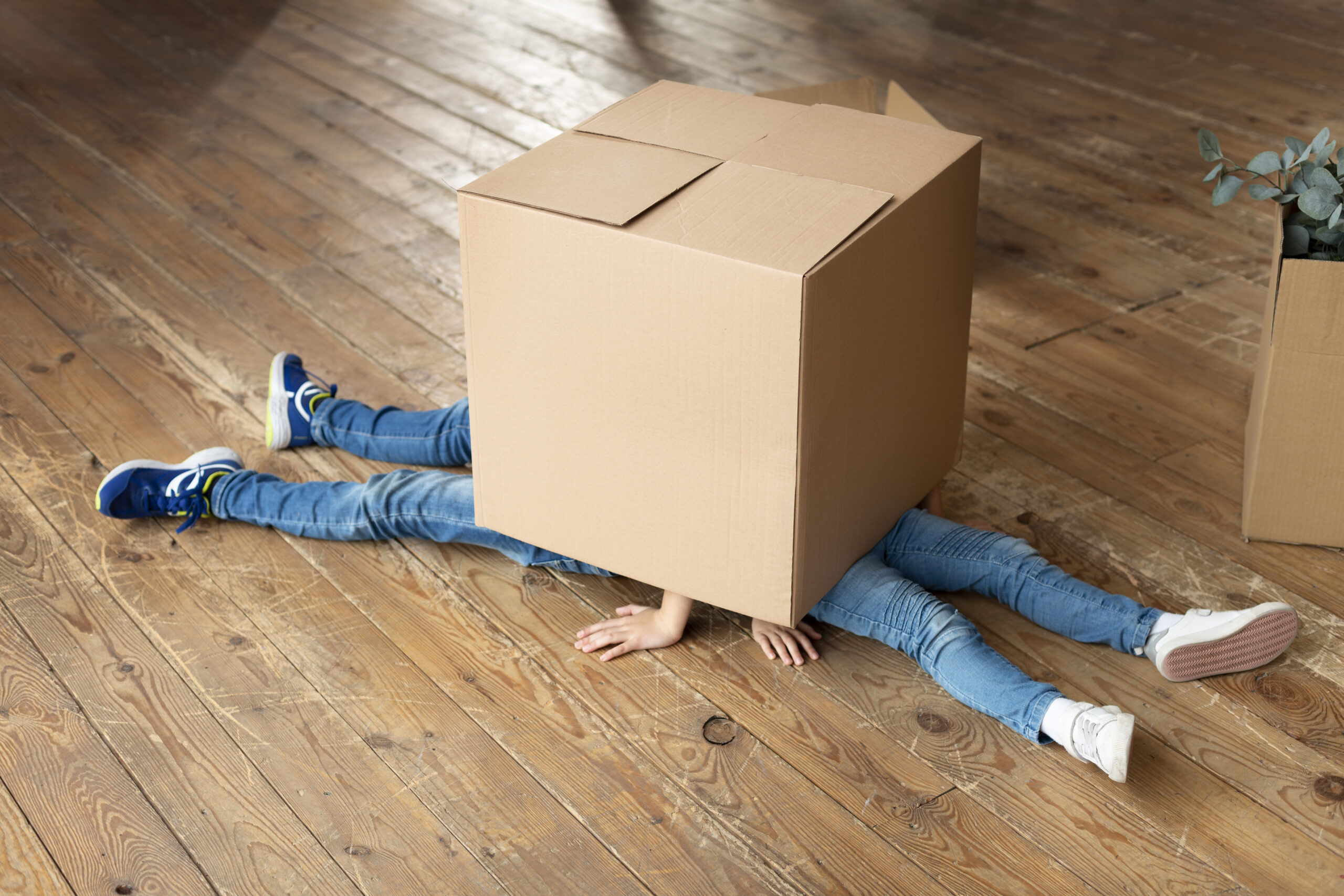 Mudanza pequeña con pocas cajas y mobiliario listo para transportar